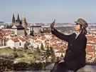 Jihokorejská turistka v rouce si poizuje selfies z vyhlídky u Strahovského...