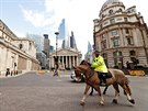 Londýnský policista na koni ped budovou Bank of England, centrální bankou...