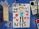 Dtská malvka na podporu zamstnanc Národní zdravotní sluby (NHS) v Británii...