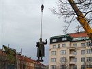 Praha 6 zaala ráno odstraovat sochu generála Ivana Stpanovie Konva v...