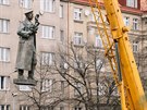 Praha 6 za�ala r�no odstra�ovat sochu gener�la Ivana St�panovi�e Kon�va v...