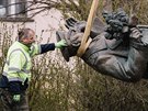 Praha 6 za�ala r�no odstra�ovat sochu gener�la Ivana St�panovi�e Kon�va v...