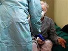 Léka peuje o seniorku v italské nemocnici. (5. dubna 2020)