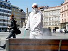 Pracovníci společnostnosti AVE provádí plošnou dezinfekci na náměstí Svobody v...