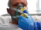 Pacient v milánské nemocnici infikovaný chorobou covid-19 potebuje dýchací...