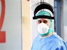 Léka v milánské nemocnici se chystá na kontrolu pacient infikovaných chorobou...