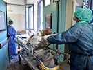 Pevoz pacienta s onemocnním covid-19 v milánské nemocnici Cernusco sul...