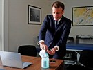 Francouzský prezident Emmanuel Macron si dezinfikuje ruce pi návtv...