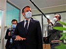 Francouzský prezident Emmanuel Macron pi návtv nemocnice ve mst Pantin...