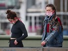 Dívky v ochranných roukách na Westminster Bridge v Londýn. (7. dubna 2020)