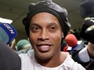 Bývalá fotbalová hvzda Ronaldinho poté, co byl proputn v Praguayi z vzení.