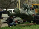 Marál Konv sesazen. V Praze sundali jeho sochu. (3. dubna 2020)