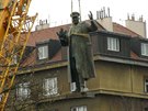 Marál Konv sesazen. V Praze sundali jeho sochu. (3. dubna 2020)