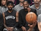 Kyrie Irving (vlevo) a Kevin Durant, hvzdná dvojka Brooklyn Nets