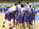 Basketbalisté Burgosu se ped prázdnými tribunami hecují na zápas se Sassari.