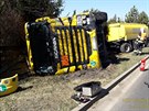 Ve Ska�ov� na Plze�sku se p�evr�tila cisterna p�ev�ej�c� naftu. Nehoda se...