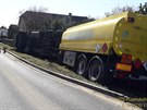 Ve Ska�ov� na Plze�sku se p�evr�tila cisterna p�ev�ej�c� naftu. Nehoda se...