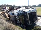 Tak� p�ed Borovnem na Plze�sku havaroval n�kladn� automobil. N�klad d�eva se...