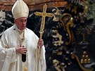 Pape Frantiek na Zelený tvrtek tém liduprázdné bazilice svatého Petra...
