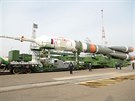 Raketa Sojuz 2.1a míí na startovací rampu kosmodromu Bajkonur, aby zde 9....