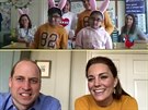 Princ William a vévodkyn Kate bhem videohovoru s uiteli z Casterton Primary...
