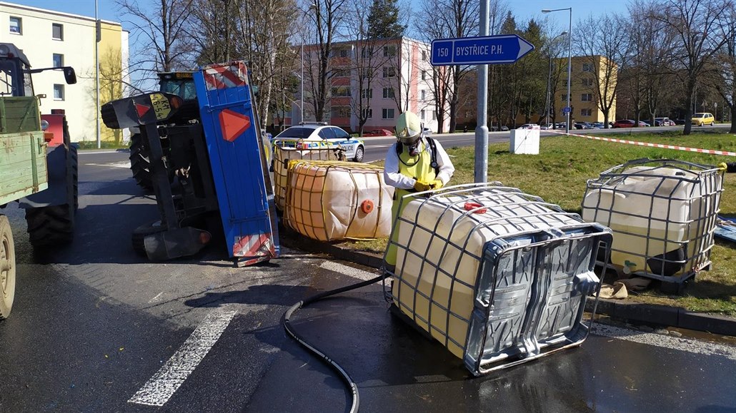 Valník za traktorem se převrátil, kruhový objezd zalily hektolitry hnojiva