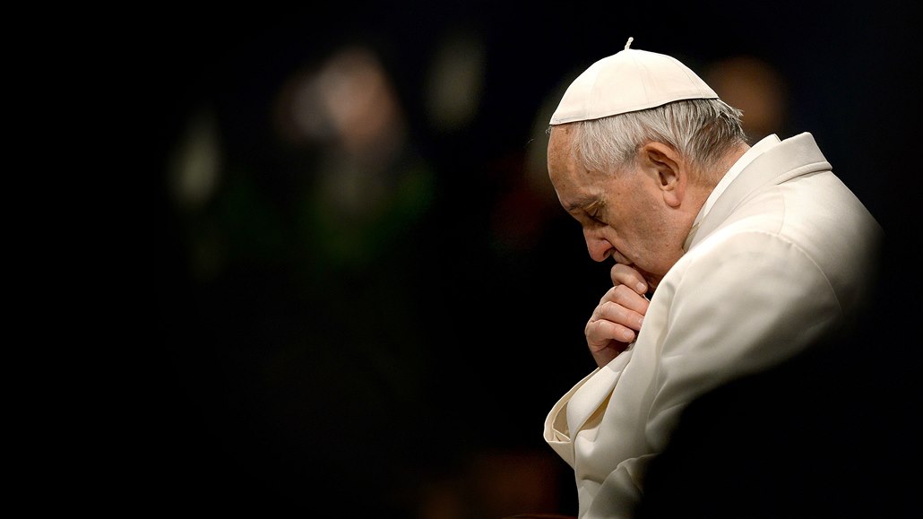 Hlava církve pozemské papež František rozjímá před hlavou církve věčné –...
