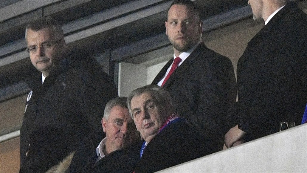 �éf Slavie Jaroslav Tvrdík (vlevo) s prezidentem Milo�em Zemanem a kanclé�em Vratislavem Myná�em sledují zápas Ligy mistr� Slavia - Inter Milán. (28. listopadu 2019)