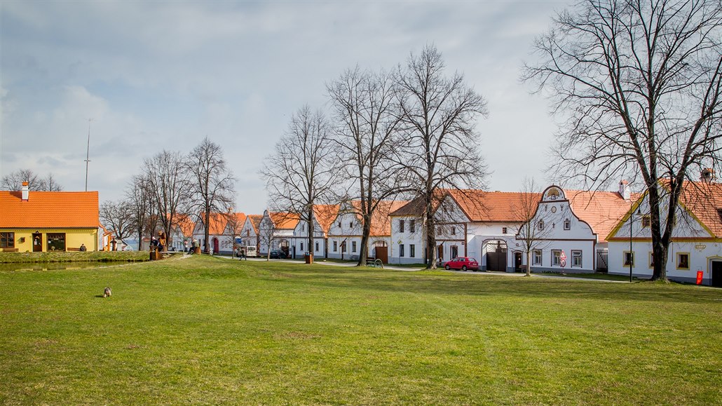 Turistů teď jezdí do vesnice na seznamu UNESCO velmi málo. A nenosí roušky