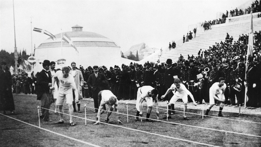 SPRINTE�I. Start finále b�hu na 100 metr� na hrách v Aténách 1896.