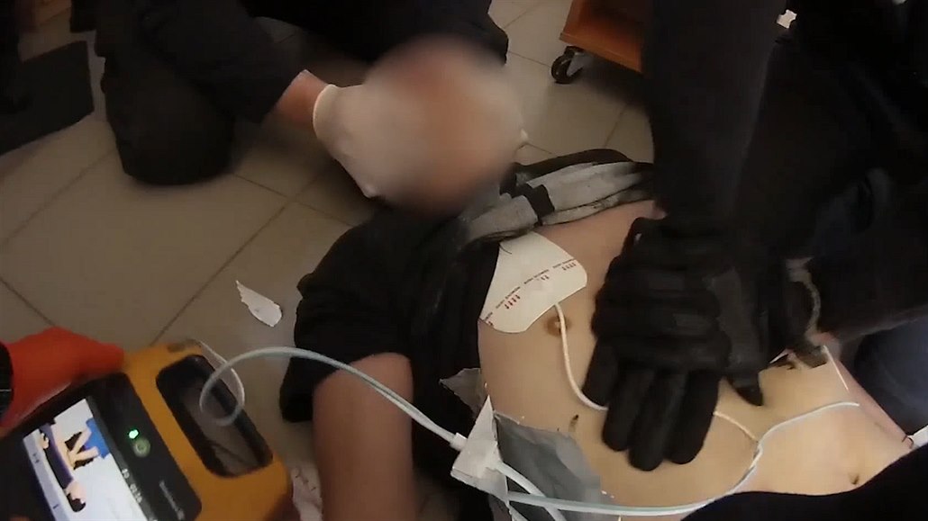 Mladého dělníka při práci zasáhl proud, život mu zachránili policisté