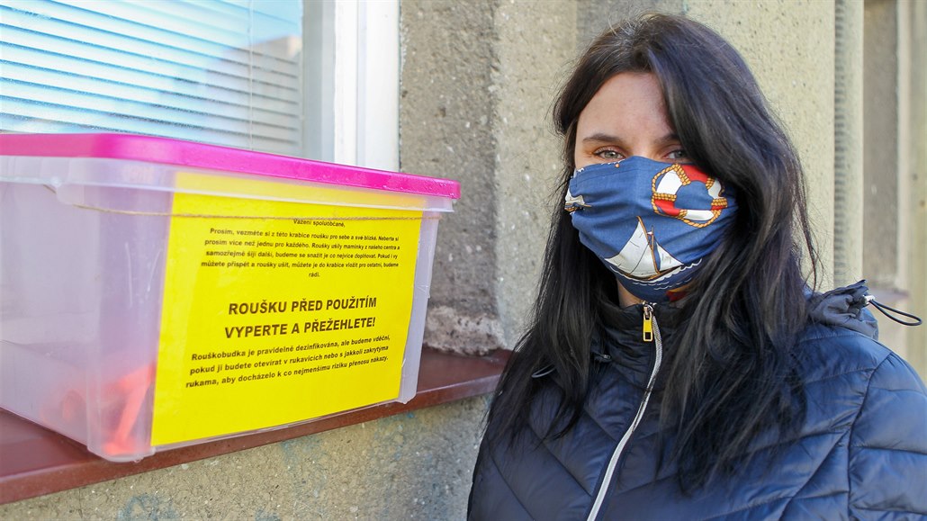 Bezdomovci, senioři i dělníci. Rouškobudku v Prostějově využily stovky lidí