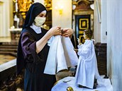 Sestra Jitka z Kongregace sestar karmelitek oblékla před velikonočními svátky...