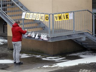 Na zábradlí schodiště v jihlavském obchodním centru Březinky vznikl Rouškovník....