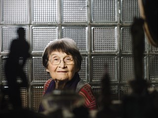 Sklářská výtvarnice Jaroslava Brychtová na archivním snímku z roku 2015