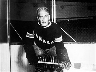 Kanadský hokejista, trenér a dlouholetý generální manažer Lester Patrick na...