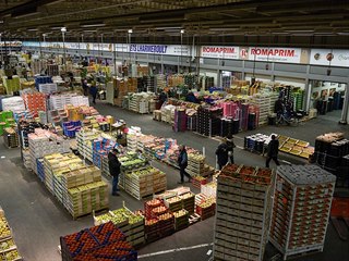 Mezinárodní trh s čerstvými potravinami Rungis na okraji Paříže (15. března...