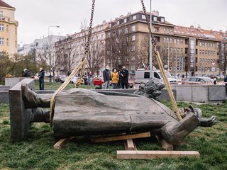 Praha 6 začala ráno odstraňovat sochu generála Ivana Stěpanoviče Koněva v...