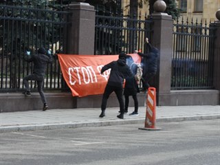 Členové strany Jiné Rusko zaútočili na českou ambasádu v Moskvě. Do budovy...