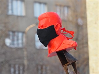 Místo Koněva se v Bubenči objevil rudý Stalin v roušce