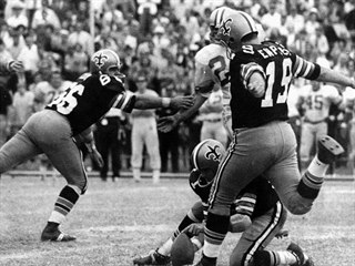 SLAVNÁ CHVÍLE. Tom Dempsey (19) z New Orleans rozhoduje zápas s Detroitem, Alex...