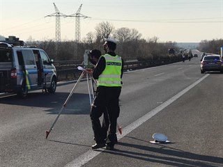 Motorkář se na D8 střetl s autem, utrpěl mnohačetná zranění (7. dubna 2020).