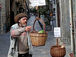 Obyvatel Neapole si bere jdlo zdarma. (30. bezna 2020)