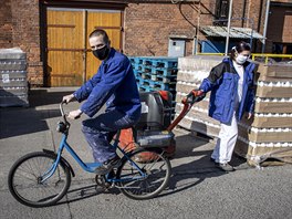 Vroba dezinfeknho prostedku Anti-COVID ve spolenosti Bochemie Bohumn. (1....