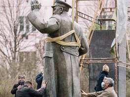 Praha 6 za�ala ráno odstra�ovat sochu generála Ivana St�panovi�e Kon�va v...