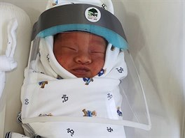 Novorozenec s ochrannm ttem v bangkoksk porodnici (3. dubna 2020)