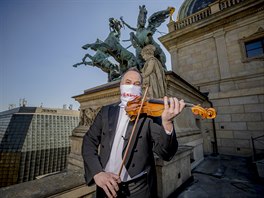 Naten klipu s leny Nrodnho divadla v Praze. Pod trigami hraje na housle...