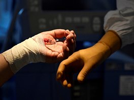 Pacient s onemocn�ním covid-19 na jednotce intenzivní pé�e v nemocnici Circolo...