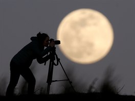 Snímek superměsíce z dubna 2020 vyfotografovaný na hoře Smetovi u Zenice v...