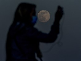 Snímek superměsíce z dubna 2020 vyfotografovaný v Letenských sadech, kde lidé...